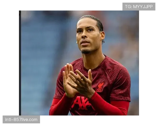 范戴克头球破门后振臂高呼，荷兰铁卫激情庆祝关键进球